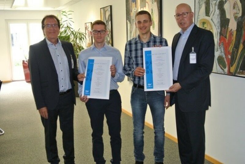Lukas Maier (Pfreimd) and Bastian Roidl (Teublitz) from Gerresheimer Regensburg GmbH in Wackersdorf awarded the GKV Incentive Prize from the German Association of Plastics Converters e.V. (GKV)