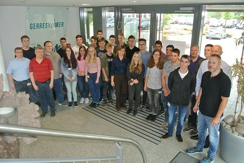 18 apprentices and three dual students have begun their training at Gerresheimer Regensburg GmbH. The training managers and CEO Manfred Baumann (second from right) are also in the picture. 