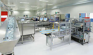 在位于瑞士屈斯纳赫特的无菌室（符合ISO 14644-1 ISO-8级标准）内进行自动注射器的注塑和组装