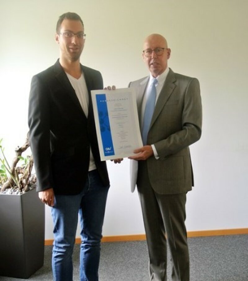 Ralf Olsen, Managing Director of pro-K Industrieverband Halbzeuge und Konsumprodukte aus Kunststoff e.V. and head of training policy and vocational education at GKV, presenting Korbinian Wallinger with his certificate.