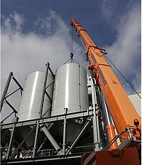 The two newly installed silos for PCR glass fragments at Gerresheimer in Tettau (Germany) have a considerable capacity.