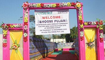 Der farbenprächtige Eingangsbereich zum Bhoomi Pujan, so heißt die Landanbetung auf Indisch. 