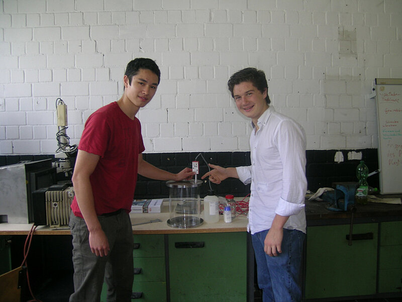 Roderich Wallrath and Fabian Marischen conducting research at Gerresheimer.