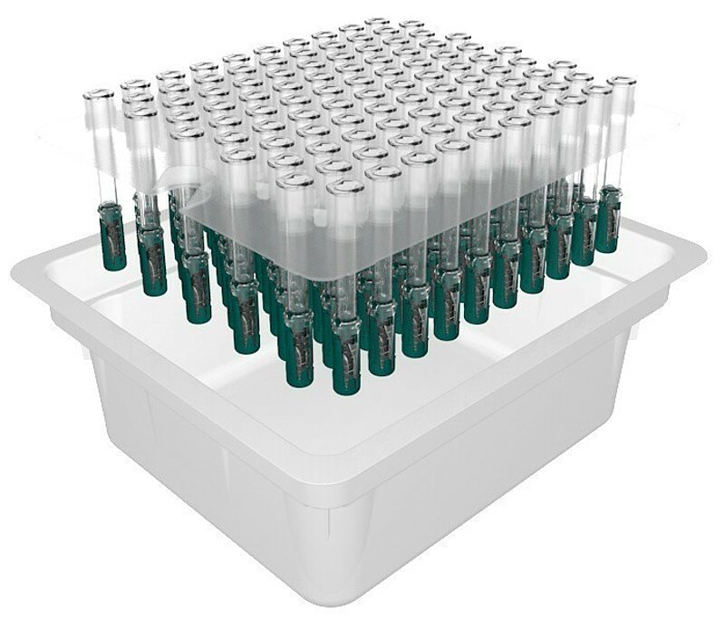 The needles are packaged in trays and standard tubs, including the safety lock, and sterilized with ethylene oxide gas. They can be processed on existing filling lines without any additional preparation or assembly steps.