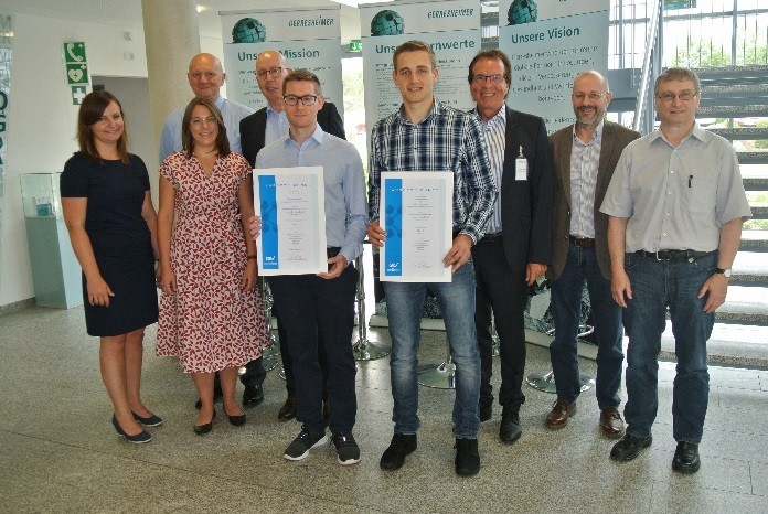 Lukas Maier (Pfreimd) und Bastian Roidl (Teublitz) der Gerresheimer Regensburg GmbH in Wackersdorf mit dem GKV-Förderpreis vom Gesamtverband Kunststoffverarbeitende Industrie e.V. (GKV) ausgezeichnet  