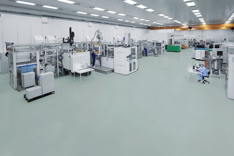 [Translate to German:] Gerresheimer covers the entire value chain in the clean room in accordance with ISO 14644-1 class 8 at its production facility in Pfreimd.
