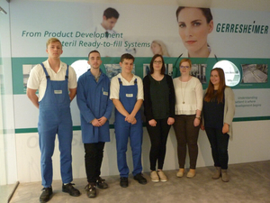 Der neue  Ausbildungsjahrgang bei Gerresheimer in Bünde, wo Spritzen  für die Pharmaindustrie produziert werden.