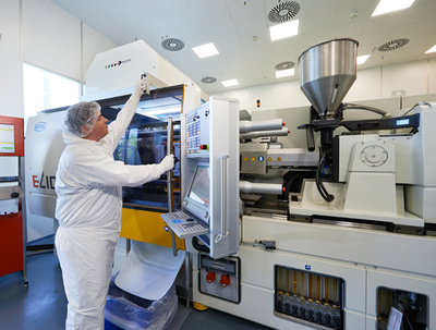 Integrated laminar flow hoods create an ISO class 7 cleanroom environment in the injection molding area.