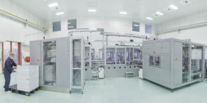 位于霍尔索夫斯基蒂恩的无菌室（符合ISO 14644-1 ISO-8级标准）内的自动装配系统