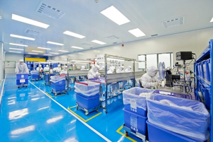 在位于中国东莞市的无菌室（符合ISO 14644-1 ISO-8级标准）内手动装配吸入器