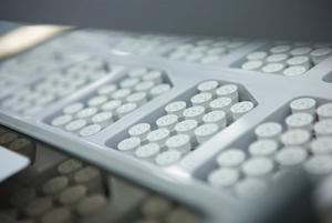Vollautomatische Verpackung im Reinraum Verpackung von Lanzettentrommeln für eine Stechhilfe in Blisterverpackungen