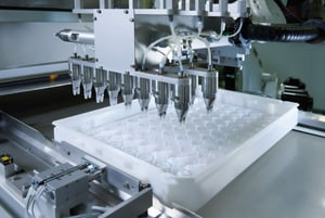 Ablegen in Transporttrays Produktschonendes Ablegen in spezielle Transporttrays